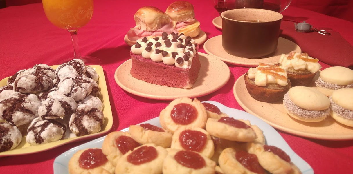Red velvet, pepas, alfajorcitos de maicena en la mesa del té