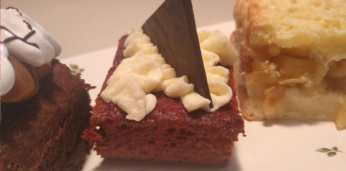 Cuadraditos de brownie con merengue, red velvet y carrot cake